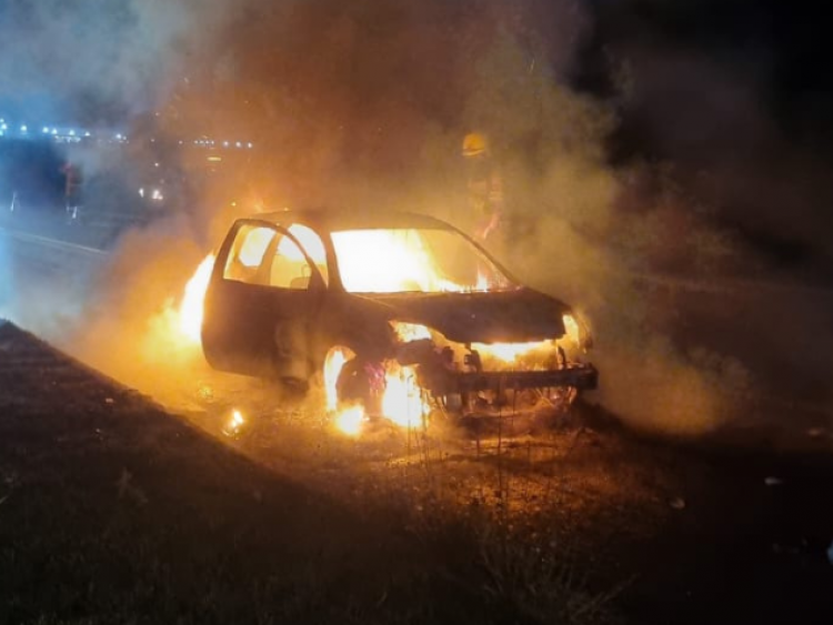 Carro é destruído por incêndio às margens da BR-060, em Rio Verde