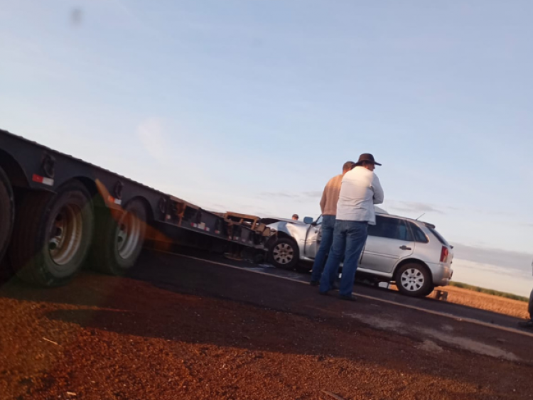 Caminhão fica atravessado na GO-210 e carro colide com veículo na rodovia