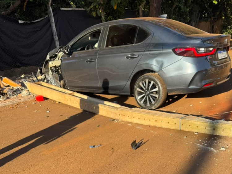 Carro bate em poste e provoca falta de energia no Setor Dona Gercina, em Rio Verde