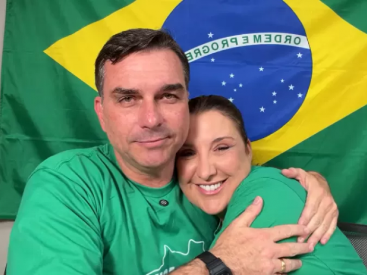 Flávio Bolsonaro apresenta proposta que promete celular e internet sem custo para mulheres