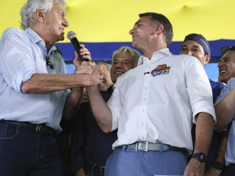 Flávio Bolsonaro diz que pretende usar força da direita no Congresso para mudar a Constituição