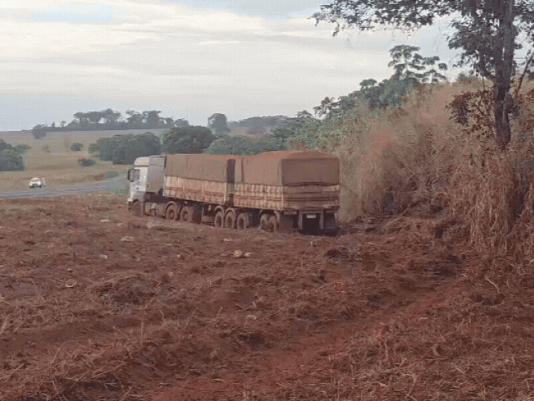 Colisão frontal na BR-452 deixa dois mortos e mulher gravemente ferida em Rio Verde