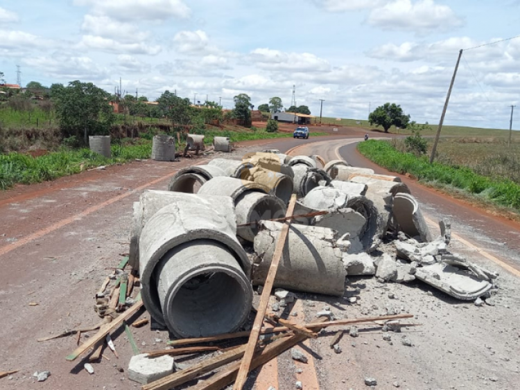 Carga cai de caminhão na GO-210 entre Santa Helena de Goiás e Rio Verde 