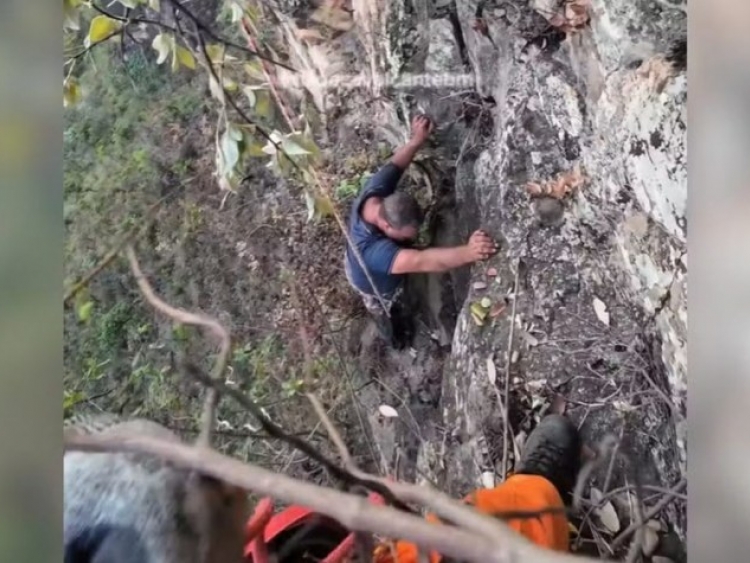 Turista do DF fica preso em penhasco após escorregar quando tirava selfie