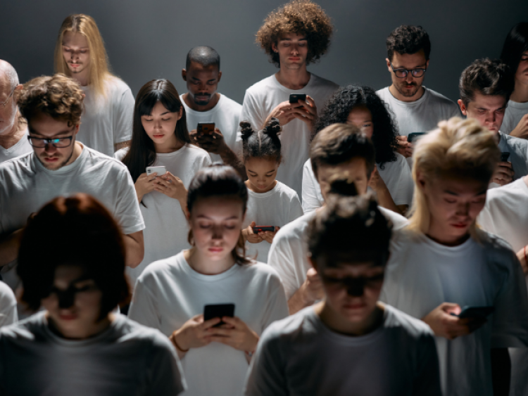 Mais de 9h online por dia: hiperconexão na internet preocupa brasileiros, diz estudo
