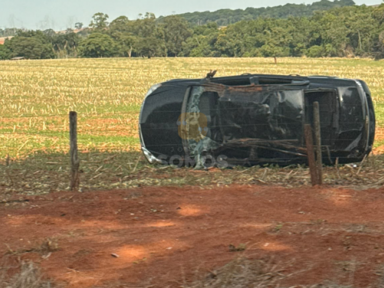 Veículo é encontrado tombado às margens da GO-333, próximo a Rio Verde