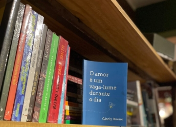 'O amor é um vaga-lume durante o dia' enaltece todos os formatos de afeto