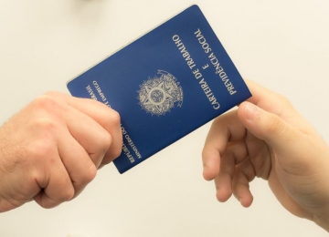 Taxa de desemprego no Brasil cai para 10,5% em abril