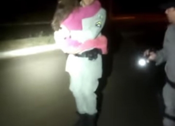 Criança é encontrada viva, após padrasto falecer em acidente