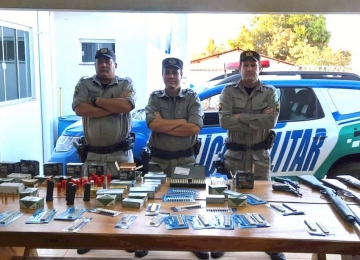 PM descobre arsenal de armas e munições, após homem ser detido por fazer disparos no meio da rua
