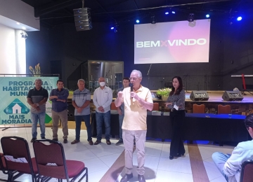 Moradores do Jardim Neves recebem escrituras das mãos de Prefeito e Primeira Dama de Rio Verde
