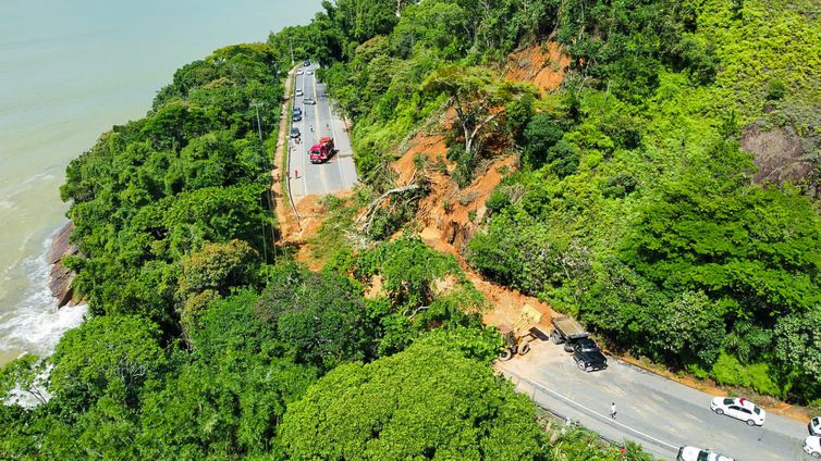 Equipes de resgate continuam a busca por sobreviventes em área devastada por temporal em São Paulo que deixou 36 mortos
