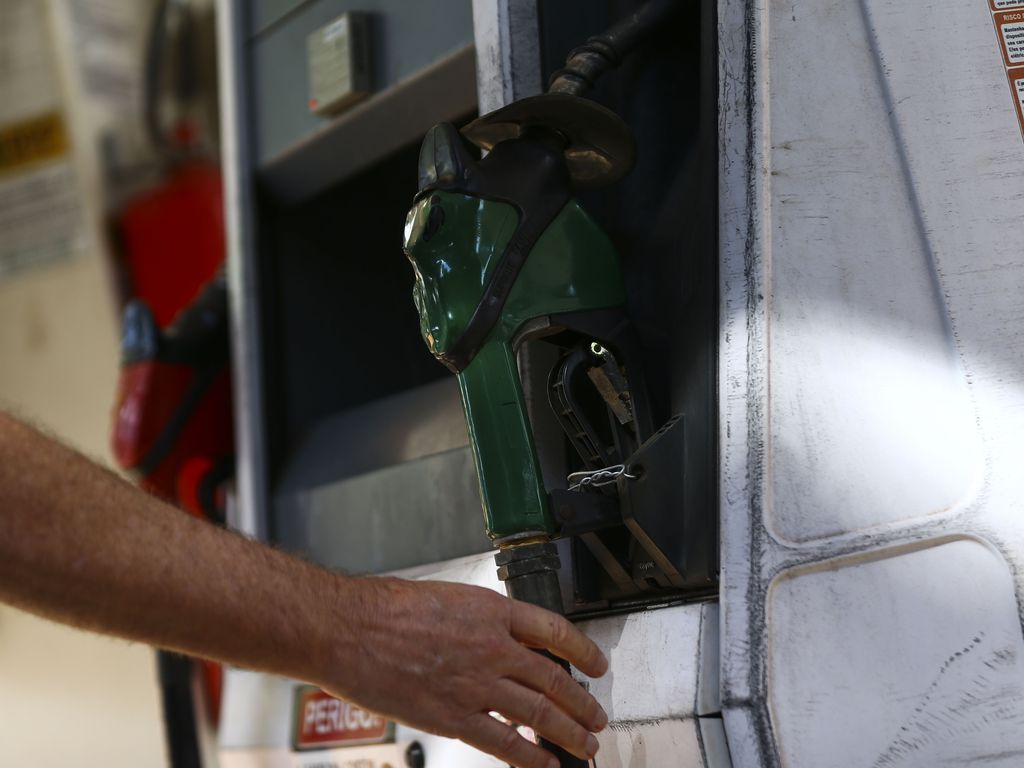 Abastecer com etanol em Goiás compensa mais do que com gasolina