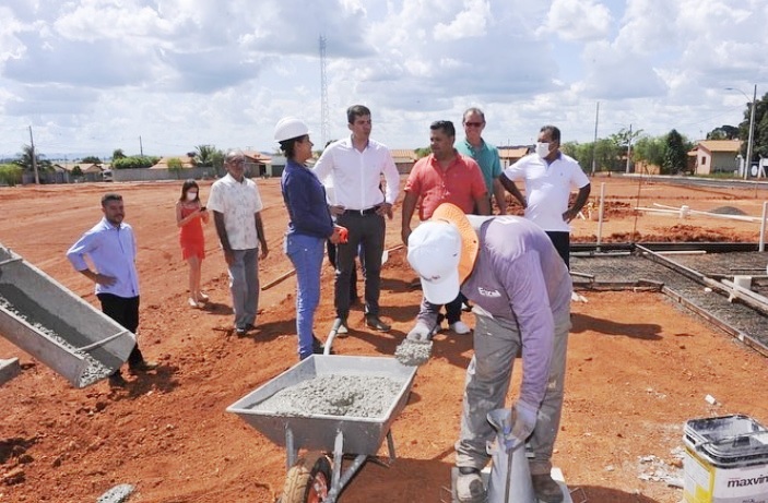 Agehab vistoria obras de construção das casas a custo zero em Rio Verde