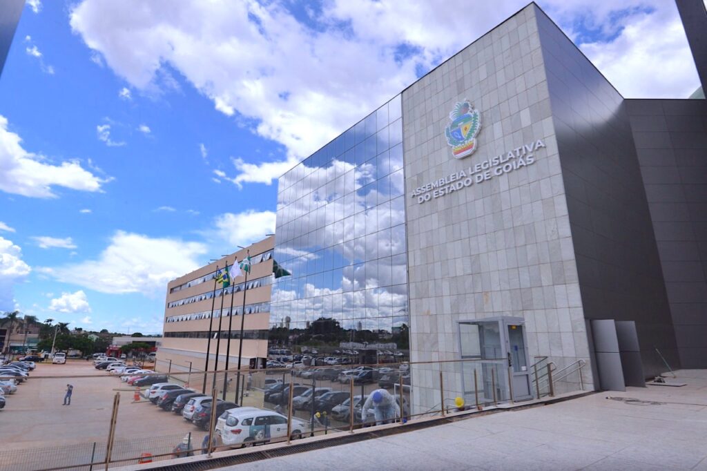 Projeto aprovado em Goiás obriga a permanência da PM em escolas estaduais