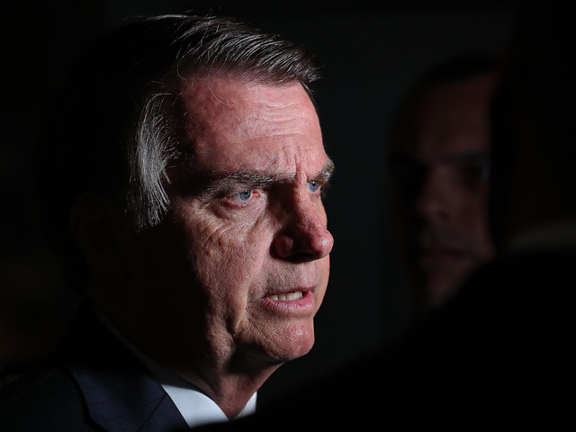 Bolsonaro afirma que irá recorrer à Justiça para tentar obrigar a Petrobras a reduzir preço dos combustíveis