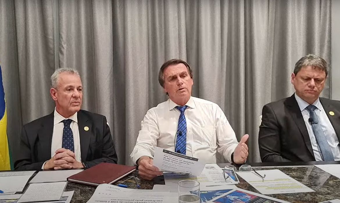 Bolsonaro negocia proposta para zerar impostos sobre combustíveis 