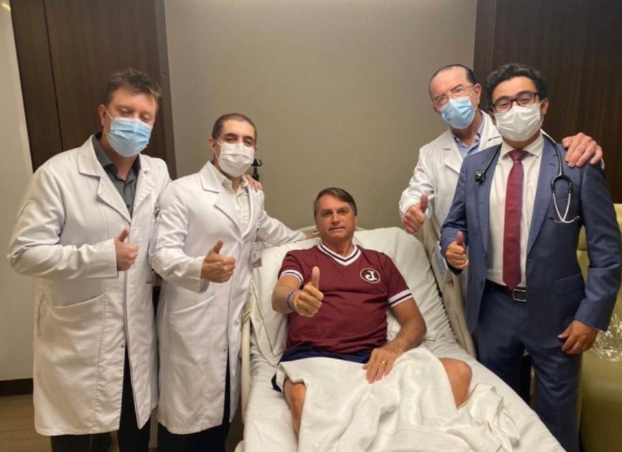 Bolsonaro recebe alta após dois dias de internação por obstrução intestinal
