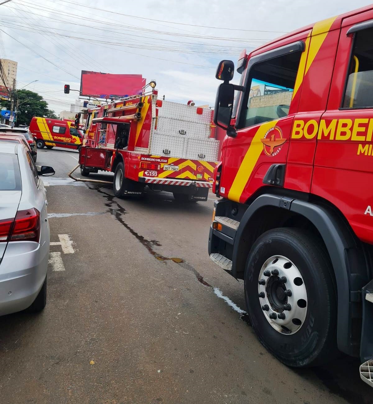 Bombeiros atendem incêndio em hamburgueria no centro de Rio Verde