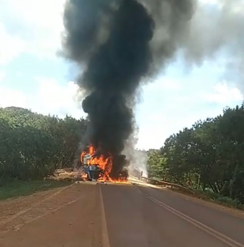 BR-452 em Bom Jesus de Goiás é totalmente interditada após colisão entre carretas