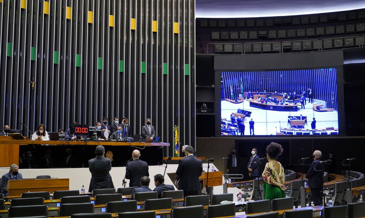 Câmara aprova MP com piso permanente de R$ 400 para o Auxílio Brasil