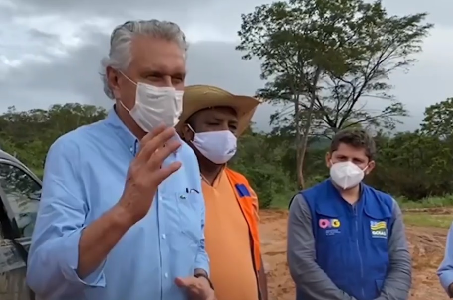 Caiado com comitiva leva comida e medicamentos a moradores ilhados 