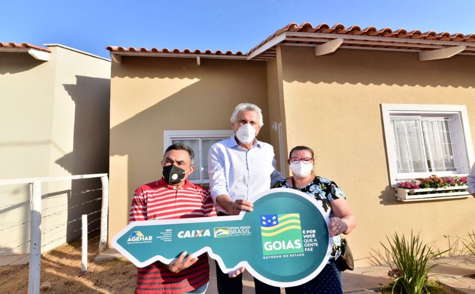 Caiado sanciona lei do Programa Pra Ter Onde Morar que dá direito à moradia a 30 mil famílias