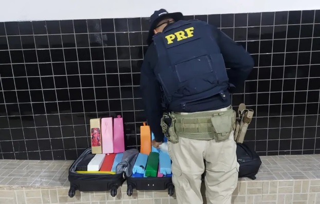Cantor é preso pela PRF com 30 kg de maconha em mala na BR-050 em Catalão