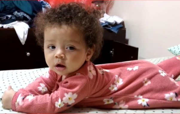 Bebe que morreu após tomar dipirona tem corpo retirado durante velório pelo IML