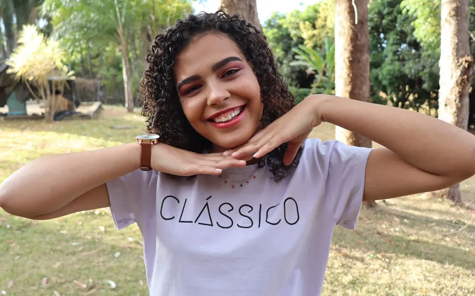 Após morte de estudante por superdosagem, secretária de saúde é flagrada alterando receitas