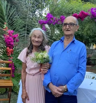 Casal de idosos se casa em abrigo em Caçu
