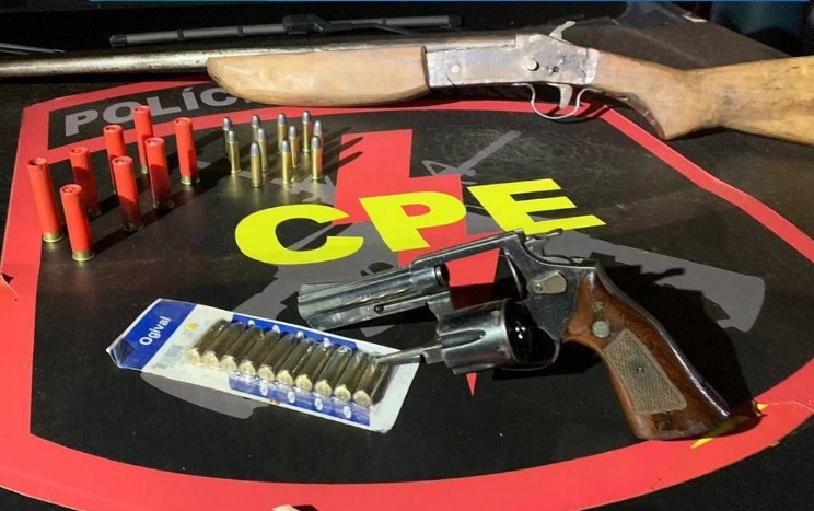 Casal é preso em posse de armas e munições no bairro Serra Dourada de Rio Verde