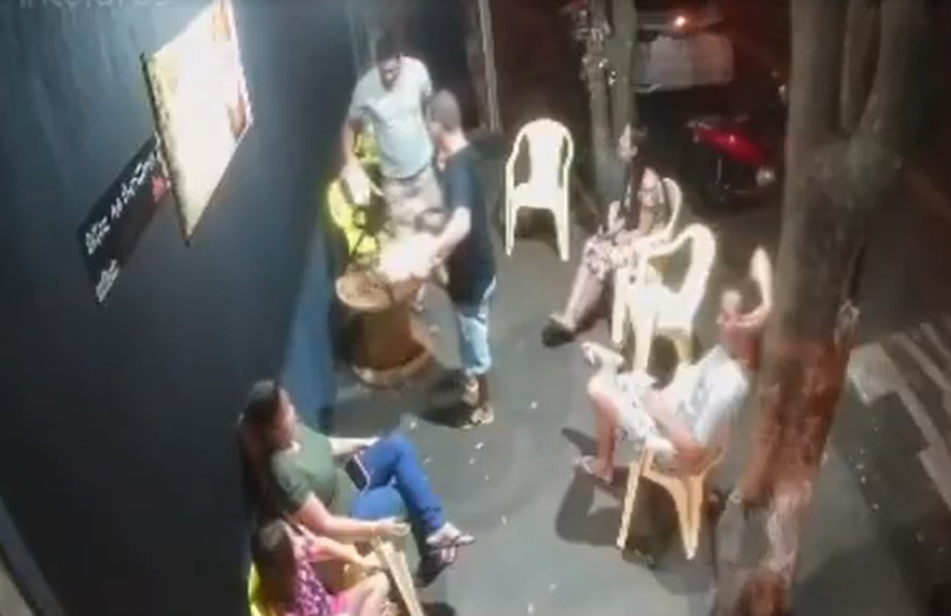 Homem sofre explosão de fogo em churrasco, após usar álcool de posto para abastecer chamas
