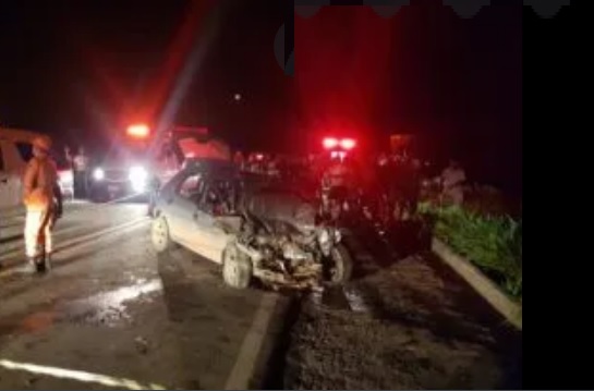 Colisão entre moto e carro deixa duas pessoas feridas e dois óbitos na BR-452