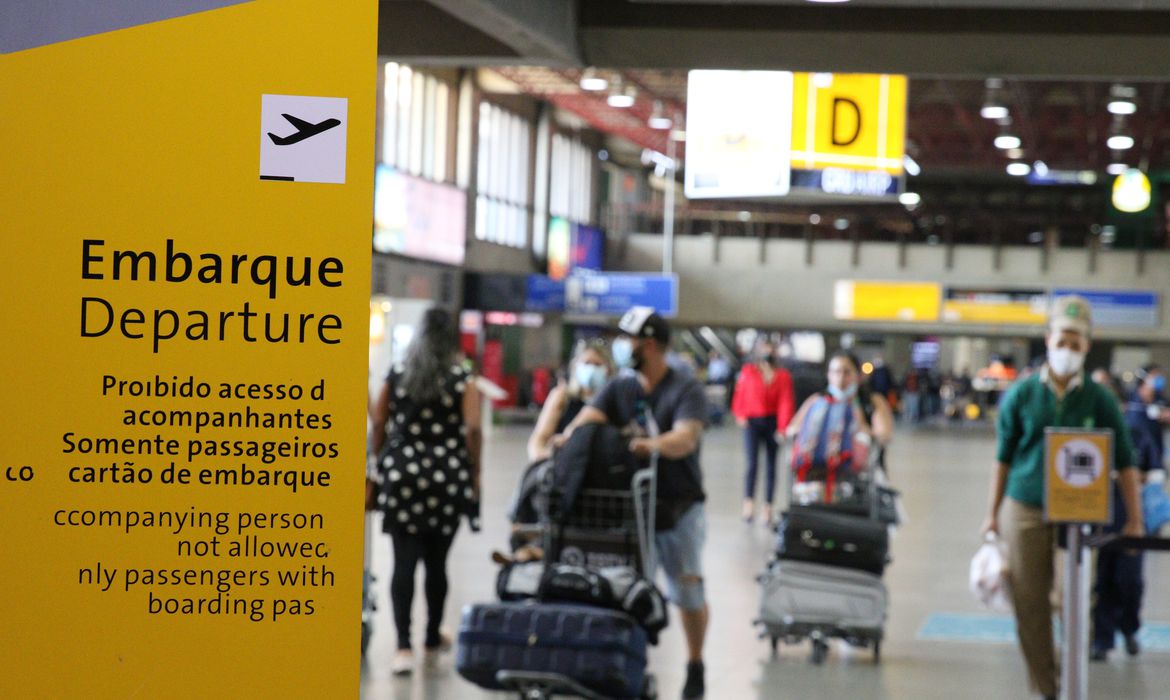 Companhias aéreas começam a retomar serviço de bordo neste domingo (22)