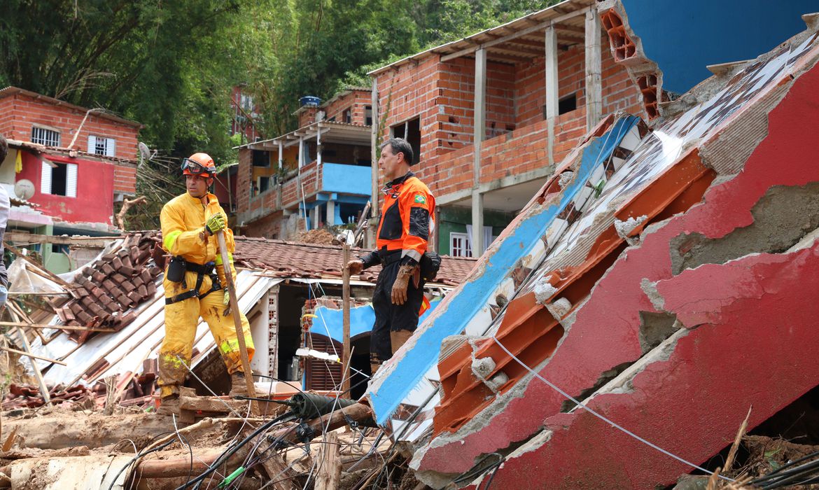 Bombeiros encontram última pessoa desaparecida em deslizamentos de São Sebastião 