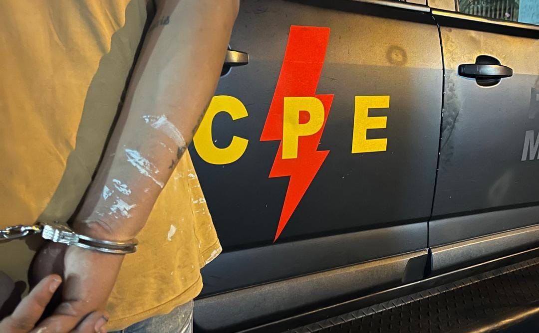 CPE prende suspeito de tráfico foragido da justiça e recupera item roubado durante patrulhamento
