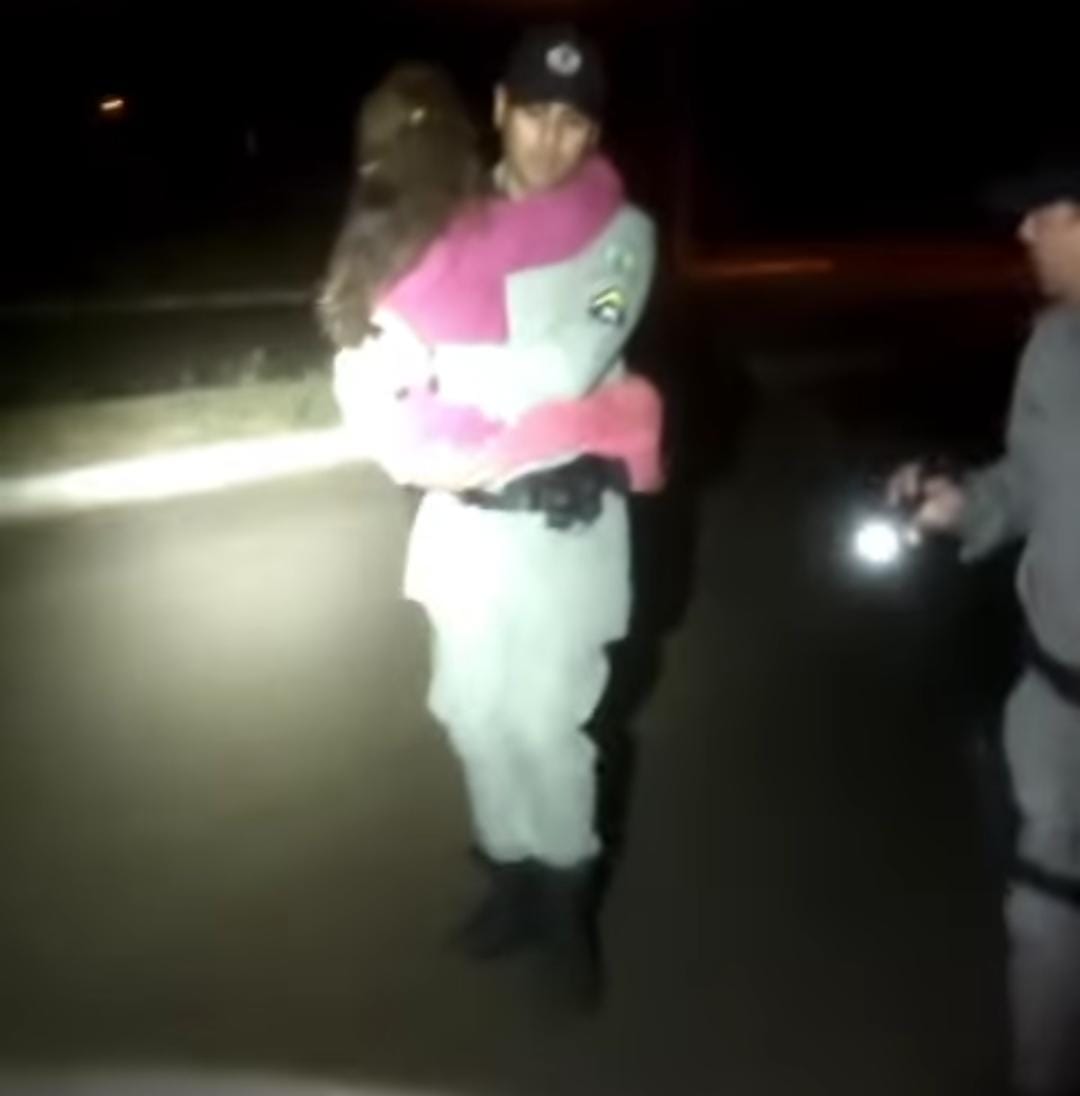 Criança é encontrada viva, após padrasto falecer em acidente