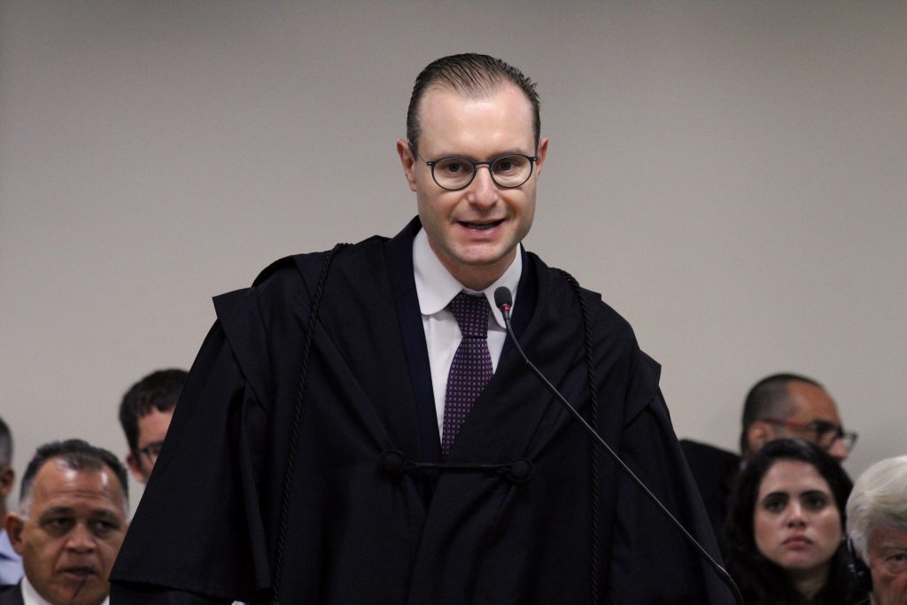 Coluna Thaynara Morais: CRISTIANO ZANIN NO STF: INDIGNAÇÃO DA OPOSIÇÃO E POLÊMICA SOBRE IMPARCIALIDADE