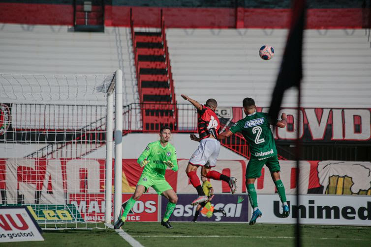 Goiás e Atlético Goianiense se enfrentam neste domingo (08)