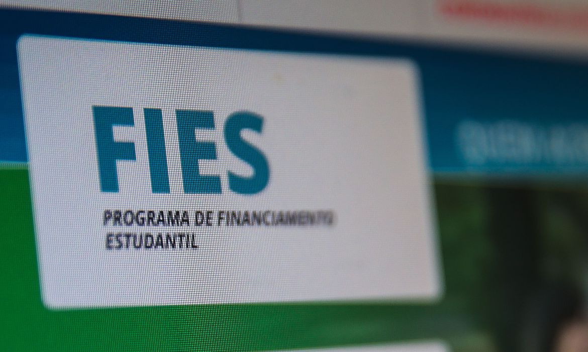 Fies libera renegociação de dívidas para estudantes inadimplentes