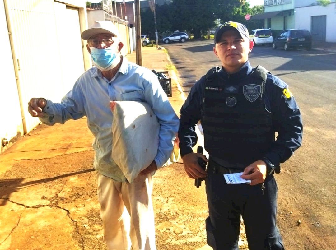 GCM ajuda idoso perdido a encontrar sua casa