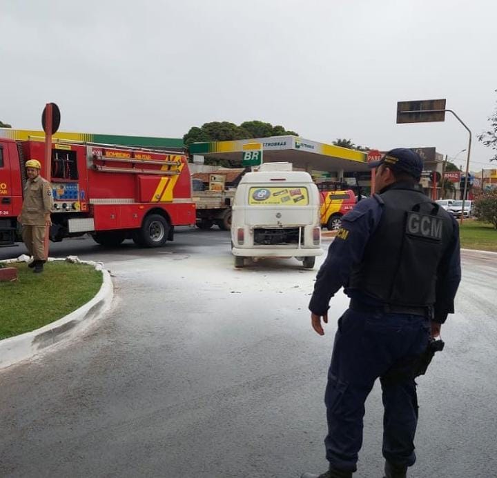 Equipe da GCM apoio Bombeiros para apagar fogo de veiculo na entrada de Rio Verde
