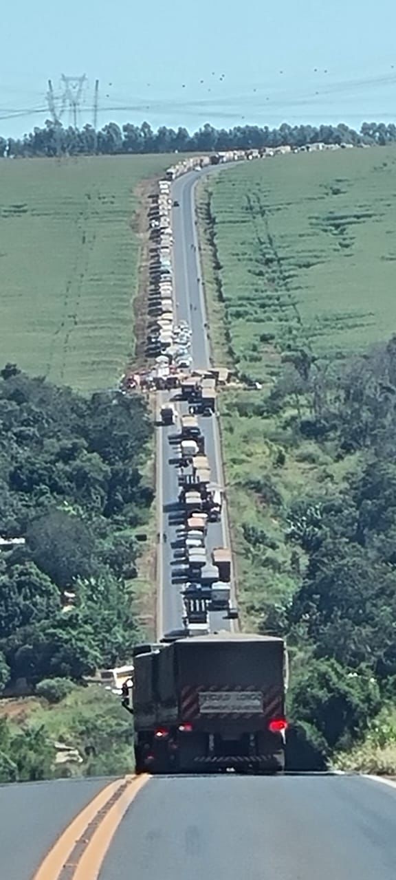 Acidente entre carretas interdita GO-174 entre Rio Verde e Montividiu