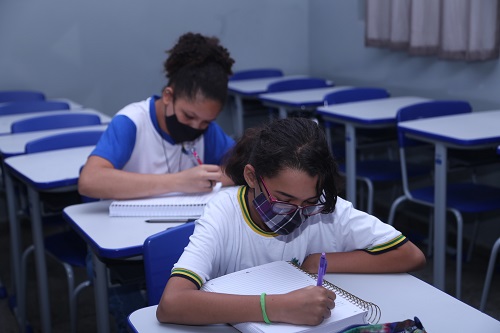 Governo de Goiás retoma programa que dá oportunidade para estudantes concluírem os estudos de forma acelerada
