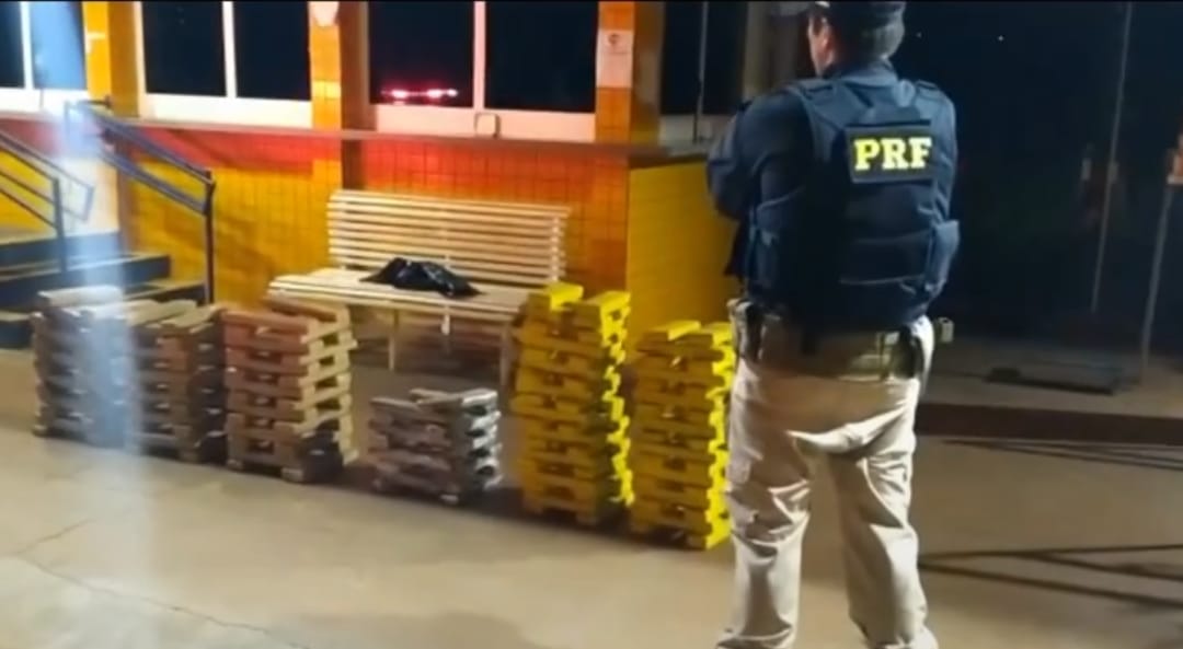 Homem foge de abordagem da PRF e abandona veiculo com 147 kg de maconha 