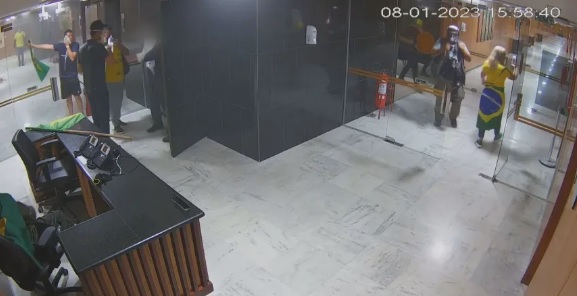 Imagens de câmeras de segurança do Palácio do Planalto repercutem e reacendem debates sobre atos de 08/01