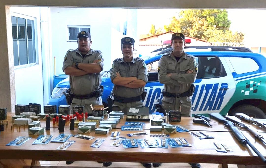 PM descobre arsenal de armas e munições, após homem ser detido por fazer disparos no meio da rua