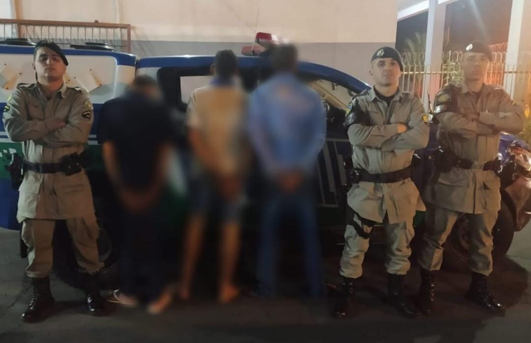 Perseguição à suspeitos resulta na detenção de três pessoas por furto/roubo e receptação pela PM