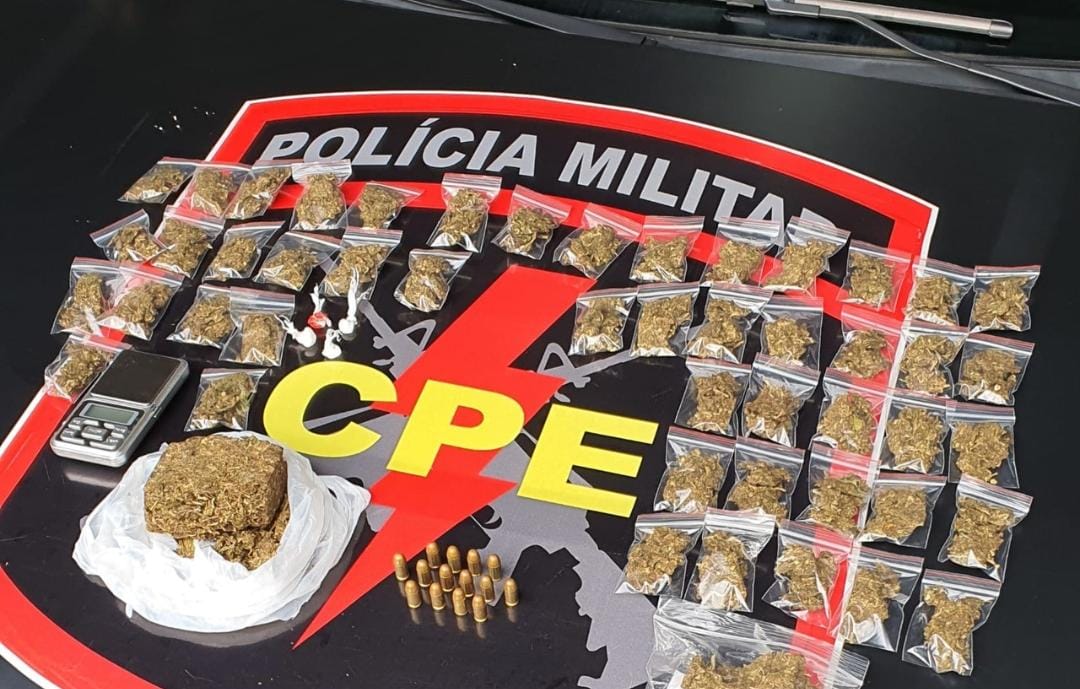Individuo tenta fugir de abordagem mas é pego com drogas 
